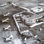 1965年（昭和40年）頃のターミナル全景　手前からコンベアー440、ビッカース・バイカウント、ダグラスDC-6B（-7C?）、コンベアー880、ボーイングB707などが写っています。