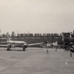 YS-11試作2号機　1964年（昭和39年）9月、東京オリンピックの聖火を受取のため沖縄に向けて出発するところ。羽田空港で簡単なセレモニーがあった。（小）