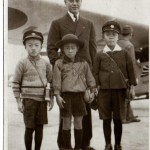 飯沼飛行士とともに　写真提供者：矢嶋弘太郎氏（航空写真愛好家）の話 1939年（昭和14年）11月23日（新嘗祭）父と共に羽田空港へハイキングに行き、飯沼飛行士とともに写真を写して貰いました。写真左が当時小学2年生の私です。