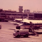 日本国内航空のYS-11　1970年（昭和45年）頃のターミナルビル、管制塔などの様子が分かる。（坂）