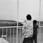 羽田空港のフィンガー風景（1965年（昭和40年）頃）　スカンジナビア航空のダグラスDC-8が到着。（森）