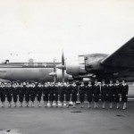 日本航空のダグラスDC-7Cの前で　1955年（昭和30年代）中ごろ。（JALアーカイブス）