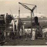 整備中の日本航空のDC-4　JAMCO（日本航空整備、後に日本航空と合併）にて整備中のDC-4。1955年（昭和30年）頃。（坂）