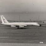 CAT 民航空運公司のコンベアCV-880　金色の派手な塗装で人目を引いた。1965年（昭和40年）頃。（坂）