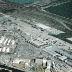 羽田空港全景　1974年（昭和49年）　B滑走路の延伸工事が進んでいます。（空港ビル㈱絵はがき）