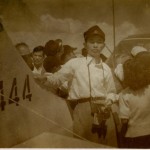 ターミナルビル落成記念航空祭　当時の大学生はよく角帽を被っていた。機体はスチンソンL-5連絡機。（清）