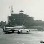 スイス航空のコンベアCV-990　バックは1964年（昭和39年）の東京オリンピックに間に合わせるよう急ピッチで建設が進められているターミナルと管制塔。1962,3年（昭和37,38年）。（小）