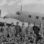MC-20の前で 整備完了の記念写真。1940年（昭和15年）頃の写真。