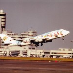 ミッキーマウス塗装の日本航空のボーイングB747　（石）