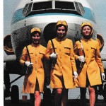 全日空のスチュワーデス　羽田空港㈱が作った絵はがきです。新鋭機ボーイングB727をバックにして、こげ茶の地に十字をあしらったデザイン、ミニスカートで颯爽と。1970年（昭和45年）に導入した制服です。
