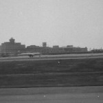 滑走路側から見たターミナル全景　1964年（昭和39年）頃。（森）