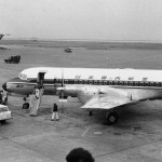 日本国内航空の新鋭国産旅客機YS-11　向こう側に全日空の新鋭機ボーイングB727が写っている。1966年（昭和41年）頃。（坂）
